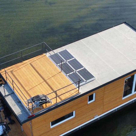 Dachterrasse des Hausbootes mit Solarmodulen.